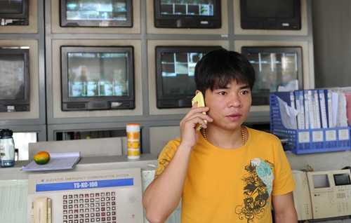 上海女子滞留长沙 的哥坐飞机护送回家