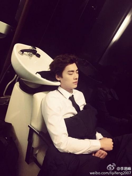 李易峰发微博撒娇 <em>做发型</em>侧颜帅呆粉丝