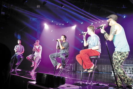 后街不老,男孩很骚