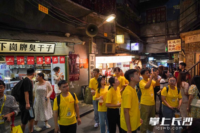 打卡长沙文和友，感受老长沙的市井风情。