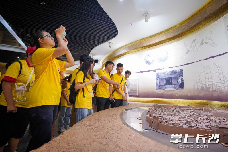 参观长沙规划展示馆，了解长沙的城市发展格局。