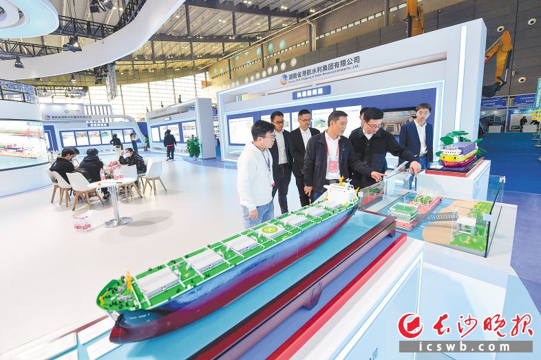 　　本届博览会展示了国内物流与交通领域的最新技术和装备。  长沙晚报全媒体记者 王志伟 摄