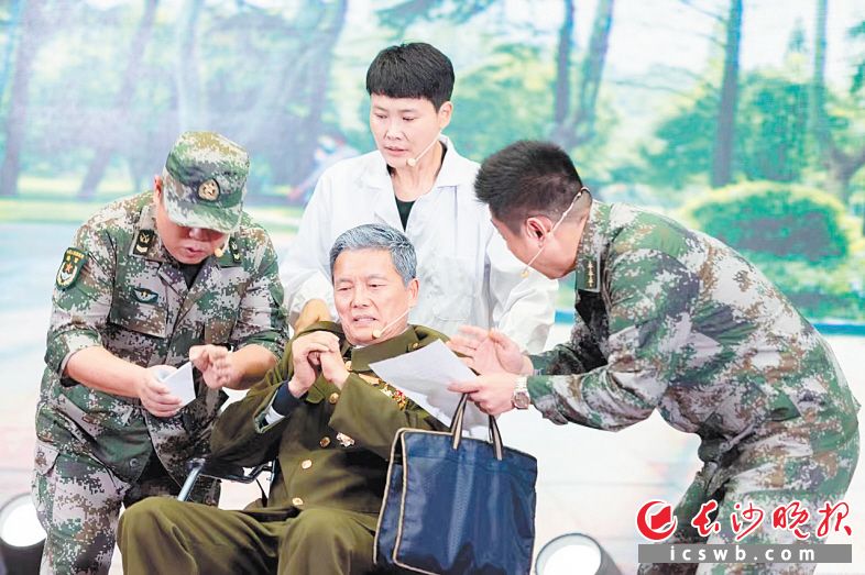 　　“曲艺讲党课”走进社区、企业、高校。　　均为市文联供图