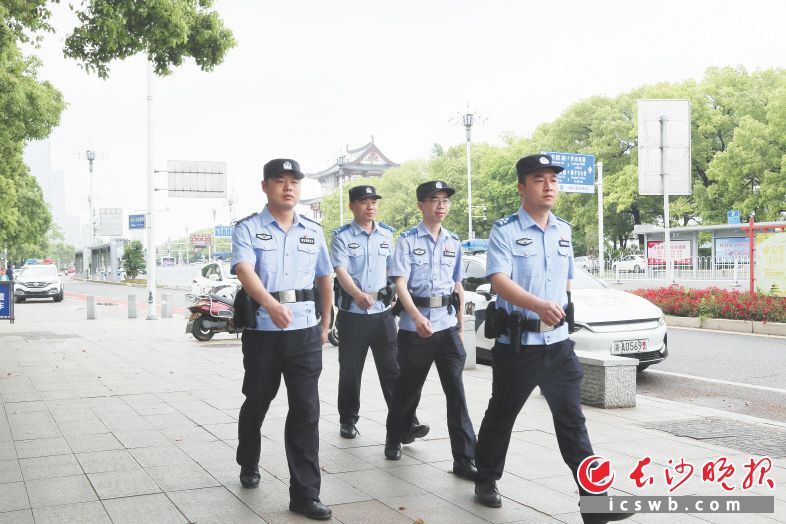 　　坡子街派出所民警在巡逻。　　长沙警方供图
