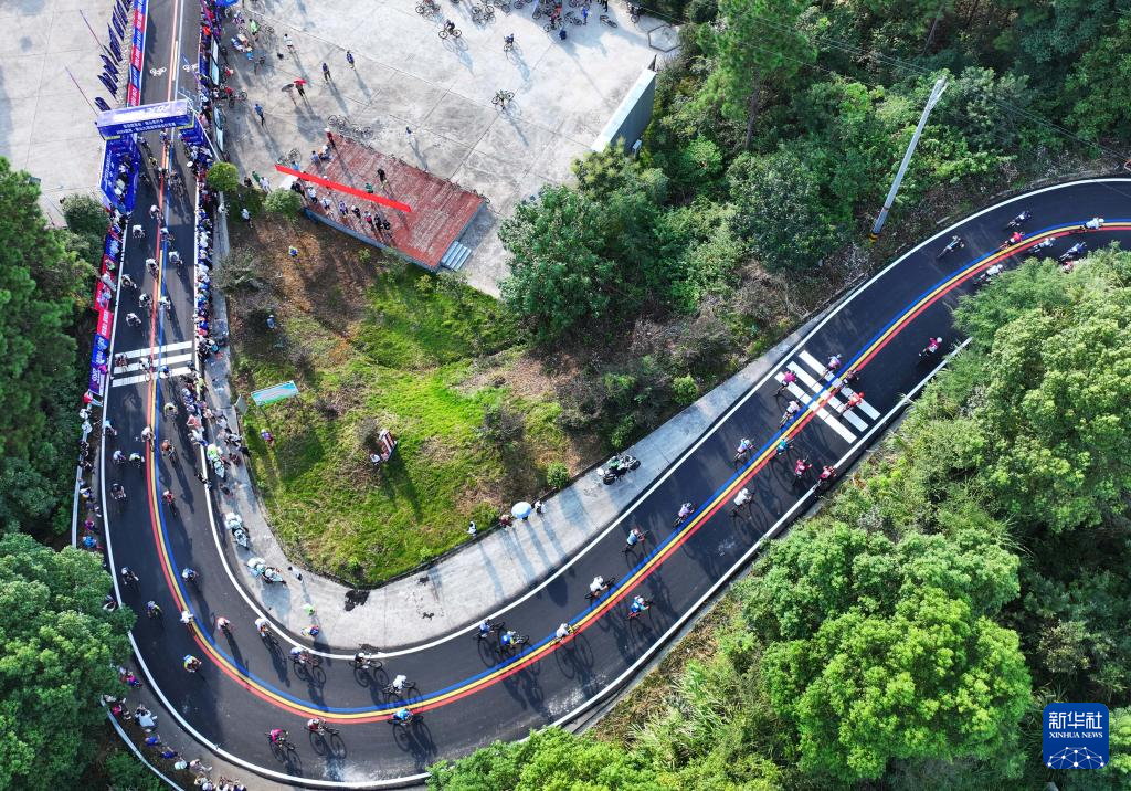 骑行青山绿水间