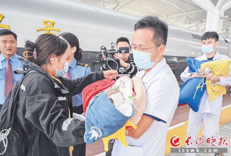　　湖南省儿童医院神经外科主任医师吴水华接过从贵州乘坐高铁转诊而来的早产患儿天天（化名）。长沙晚报全媒体记者 王志伟 摄
