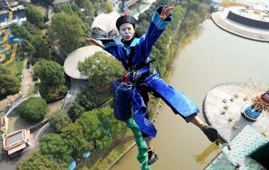 长沙公园举办万圣节狂欢 僵尸玩蹦极