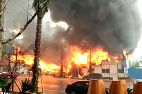 长沙树木岭路曲塘路口突发大火 数间工棚被烧