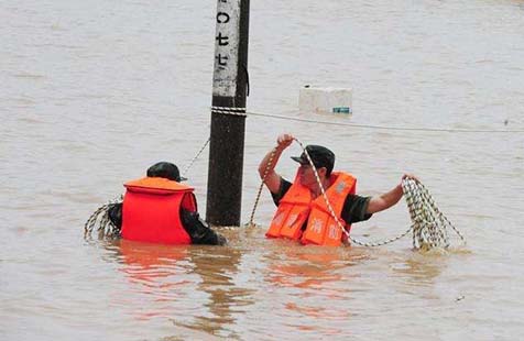 长沙宁乡严重内涝 消防用抛投器救人