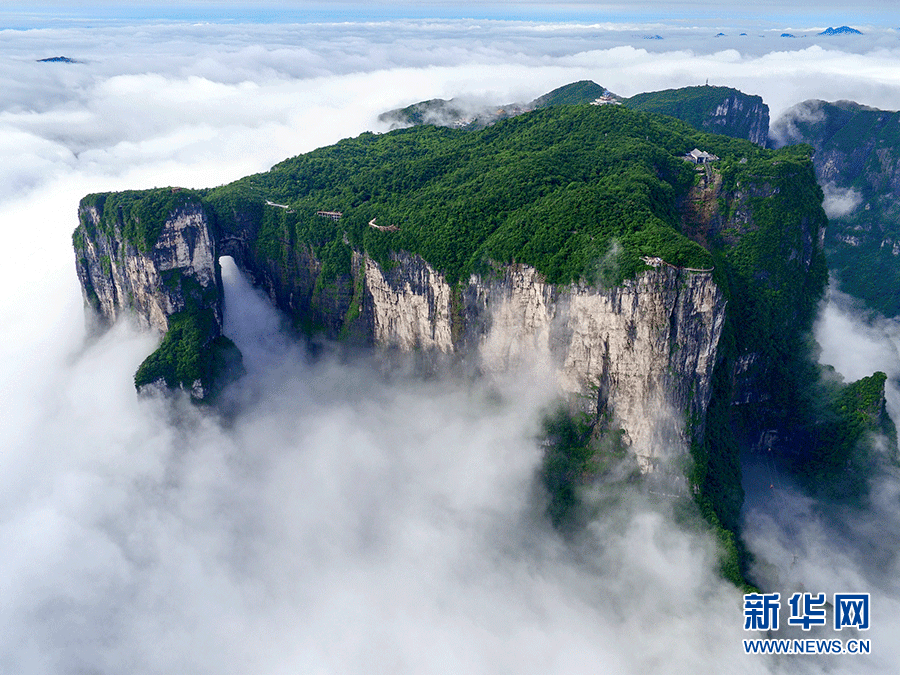 航拍天門山：雲霧繚繞似夢幻