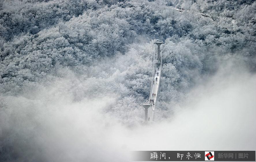 航拍天门山：雪后美景如仙境