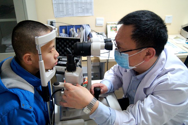 近视的发生与危害是不可逆的，近视患者应由视光学专业眼科医生诊疗，盲目的扩瞳检查和单纯的验光配镜都不可取