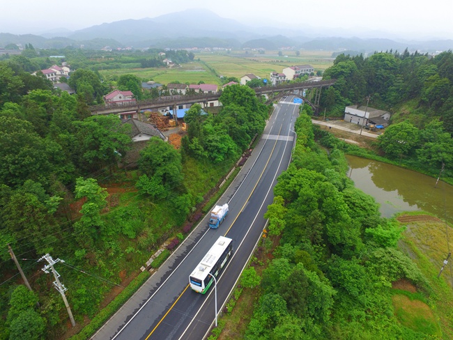 长沙县在农村公路建设中最大的特色就是：坚持“只要符合党中央要求、符合基层实际、符合群众需求就坚决改、大胆试”这一原则，概括起来就是“改革创新”。