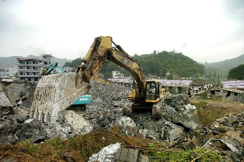 凤凰沱江大桥垮塌事故雨中搜救